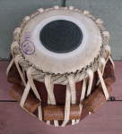 A tabla dayan's pudi with a whole syahi.